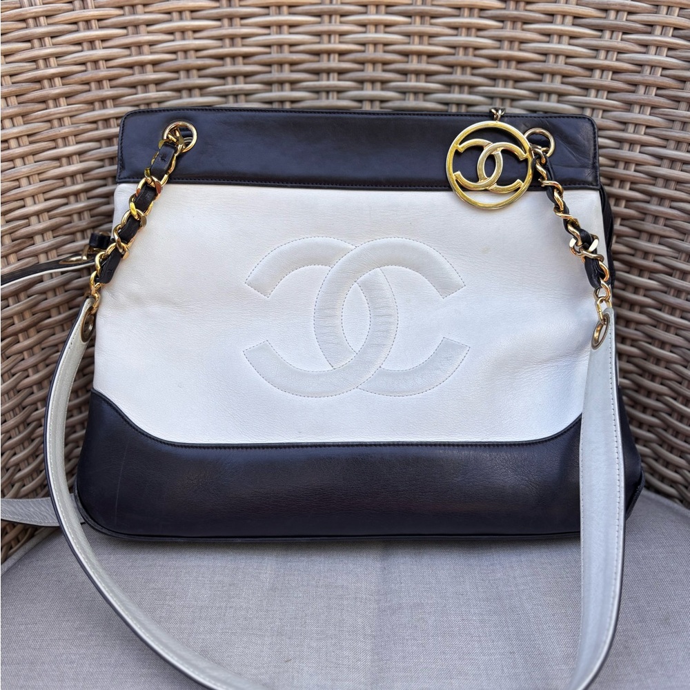 Authentic CHANEL bicolor vintage leather CC navy white leather tote - Picture 5 of 15